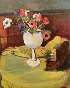 Vaso di fiori, anemoni in un bicchiere bianco